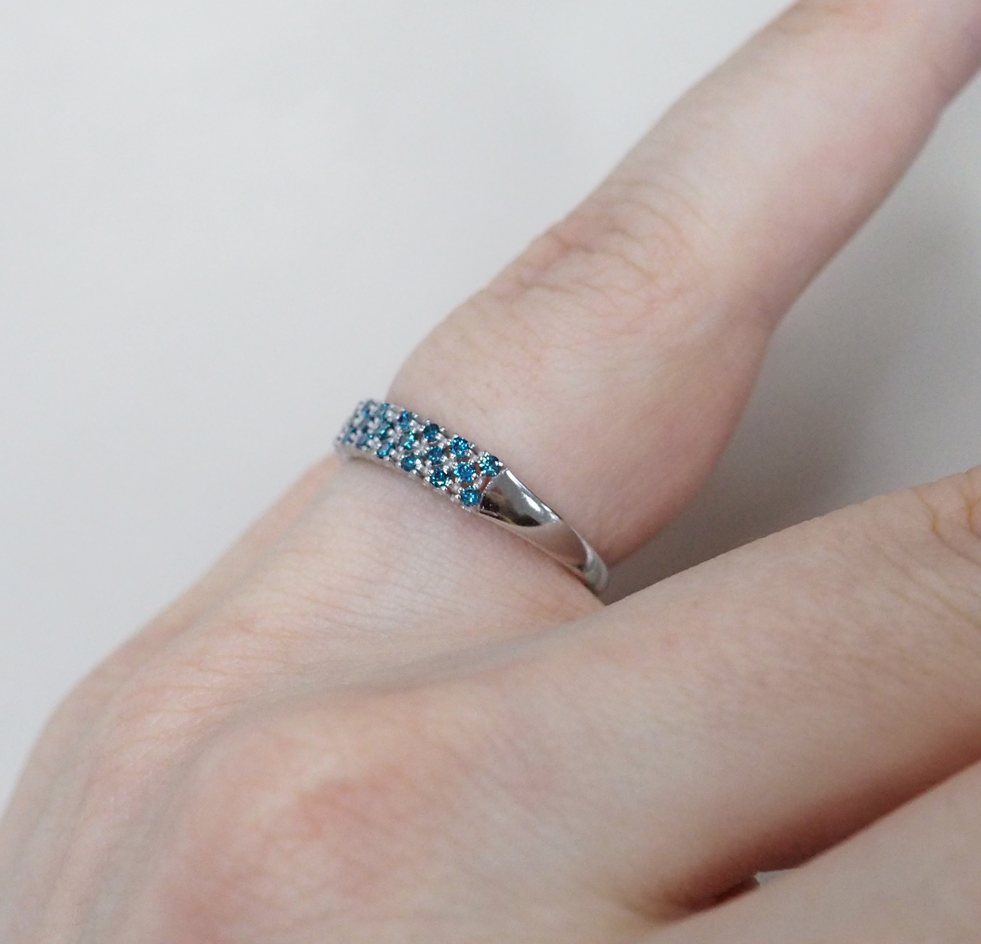 Кольцо из белого золота с голубыми бриллиантами